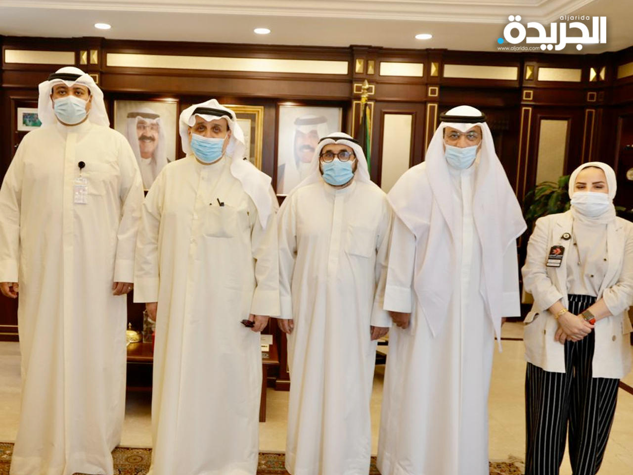  نائب رئيس مجلس الوزراء وزير الدفاع الشيخ حمد الجابر متوسطاً مسؤولي «الطيران المدني»