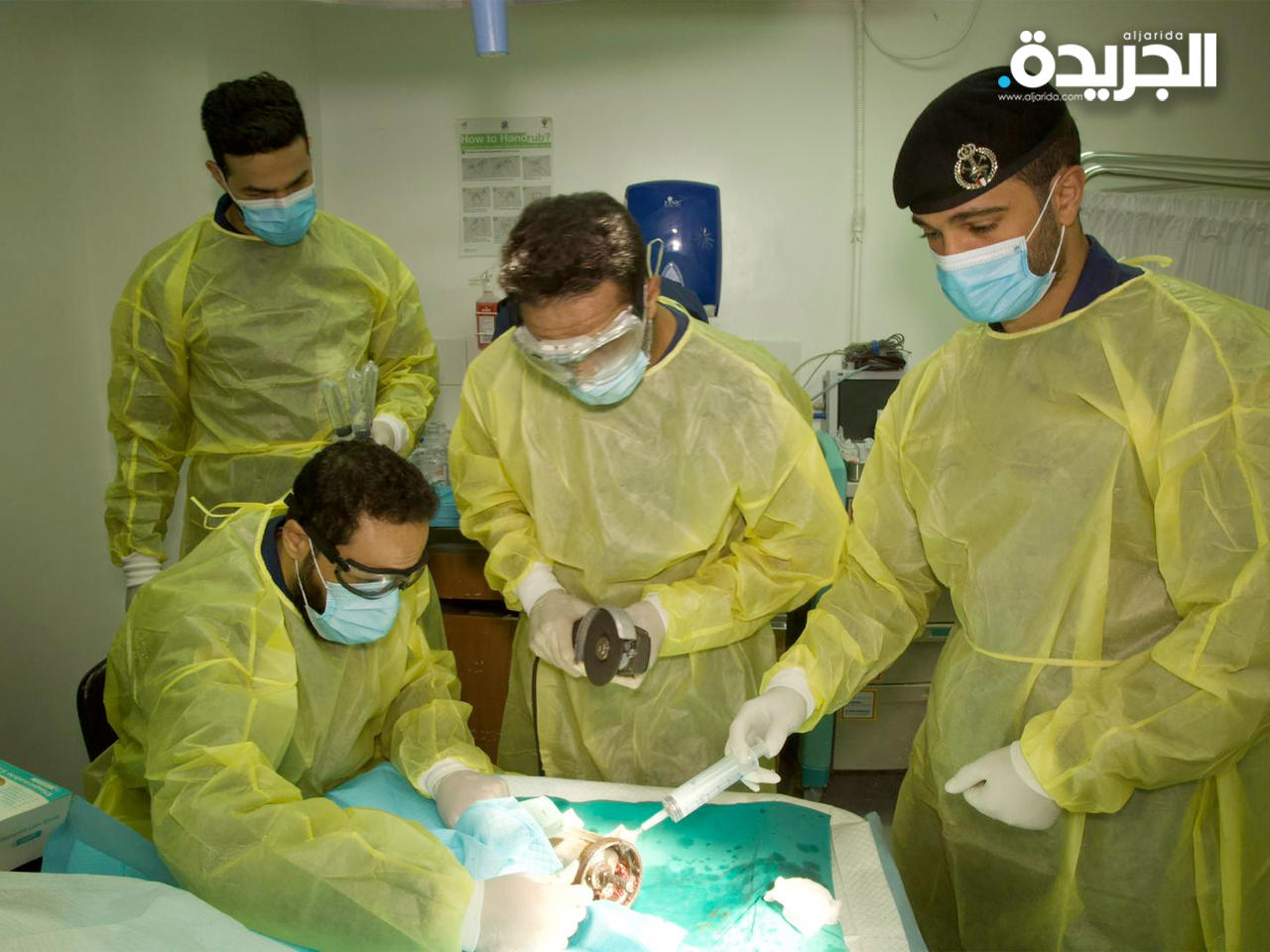 تحرير يد عامل مطعم انحشرت في آلة فرم اللحم