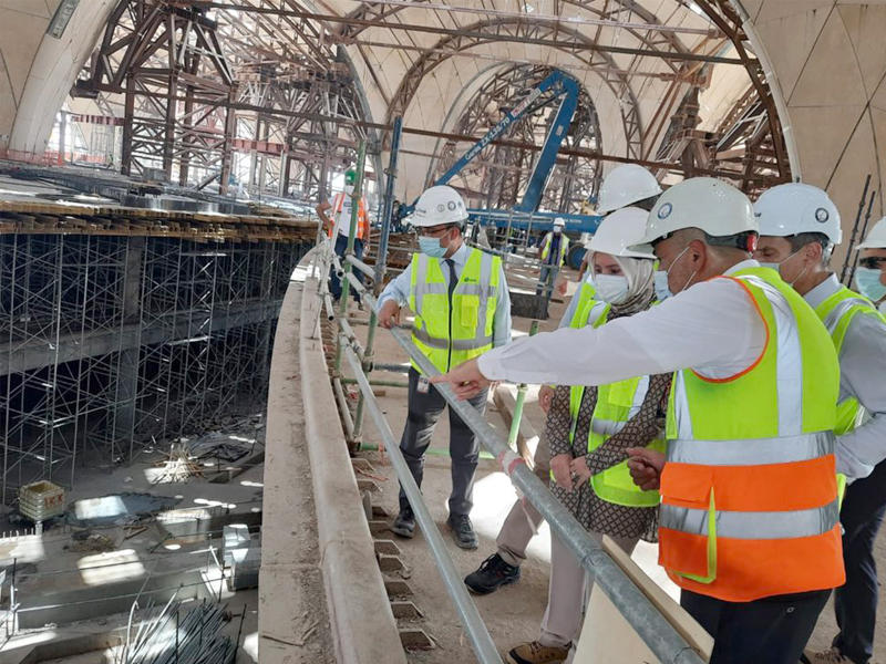 السفيرة كويتاك تستمع لشرح عن الأعمال في مبنى الركاب الجديد