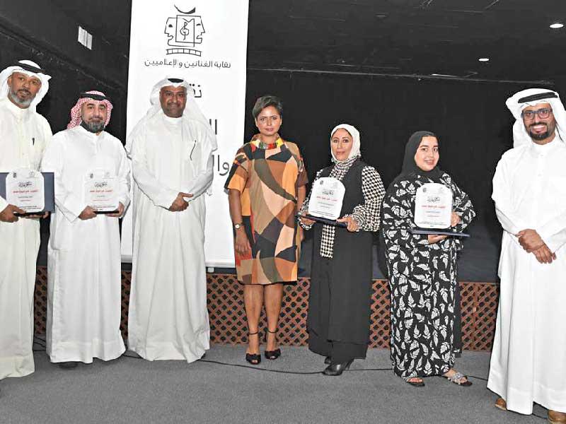 الفائزون مع لجنة التحكيم