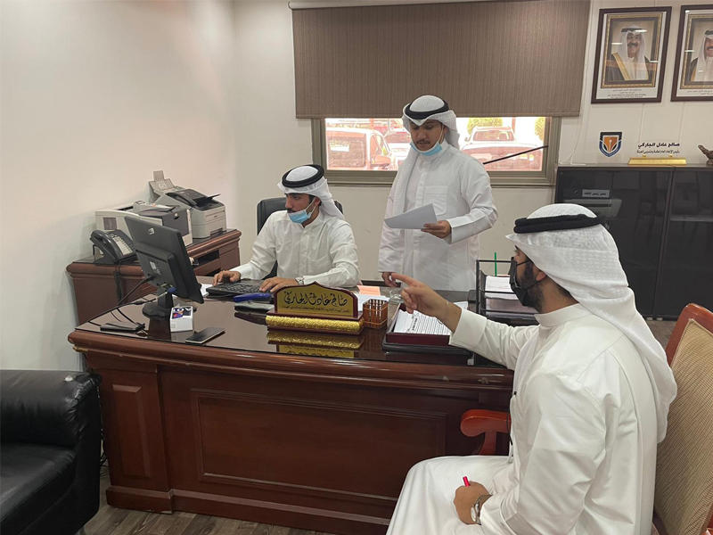 رئيس الاتحاد خلال تسجيل الطلبة في موقع الهيئة 