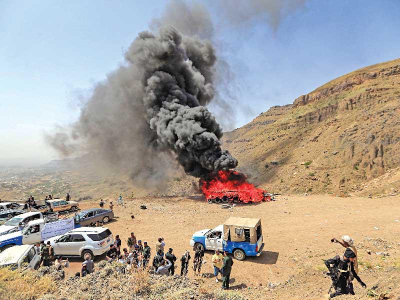 الحوثيون يحرقون صوراً «غير محتشمة» في صنعاء n