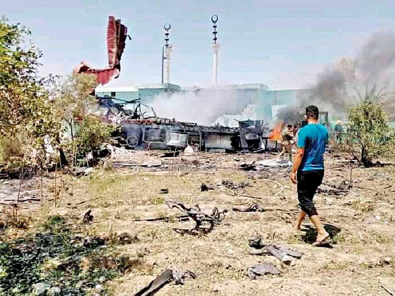 سقوط أحد الصواريخ بجوار مسجد في ناحية البغدادي أمس (رويترز)