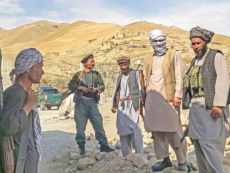 مقاتلون موالون للحكومة أثناء قيامهم بدوريات ضد مقاتلي «طالبان» في منطقة تانج فرخار في ولاية تخار الشمالية  (أ ف ب)