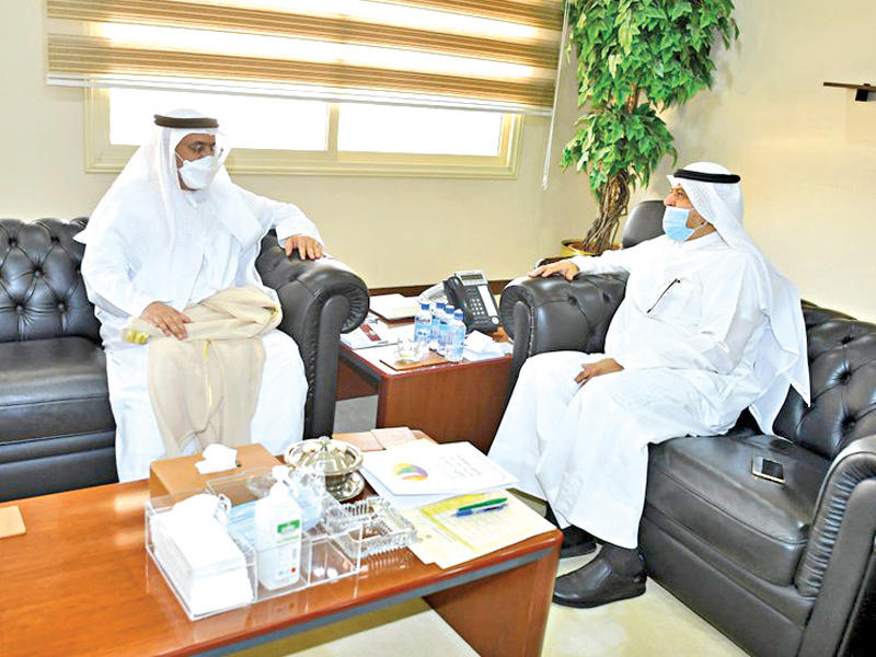 محافظ حولي، علي سالم الأصفر مستقبلاً سفير الإمارات أمس