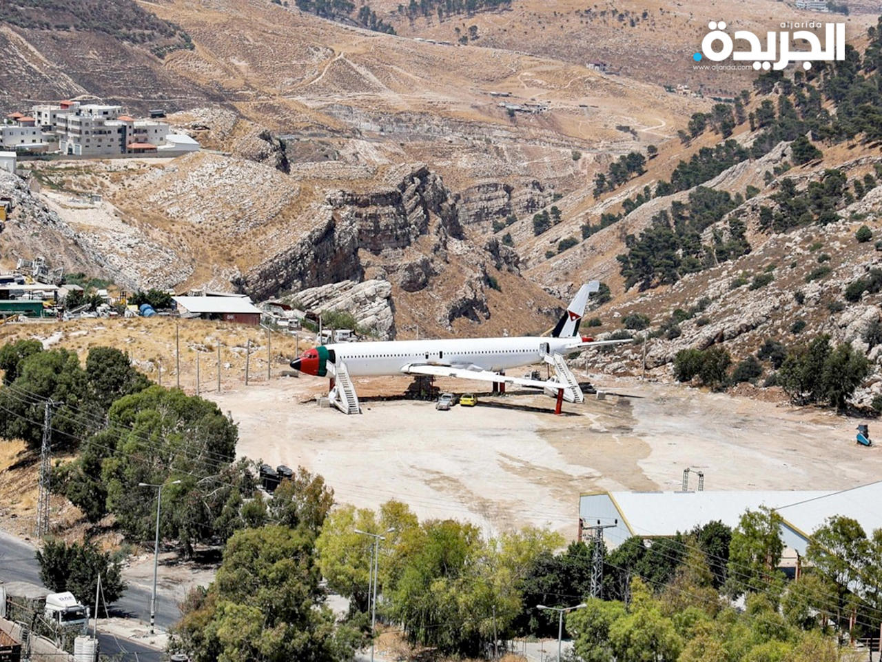 فلسطينيان يحولان طائرة إلى مقهى وصالة أفراح