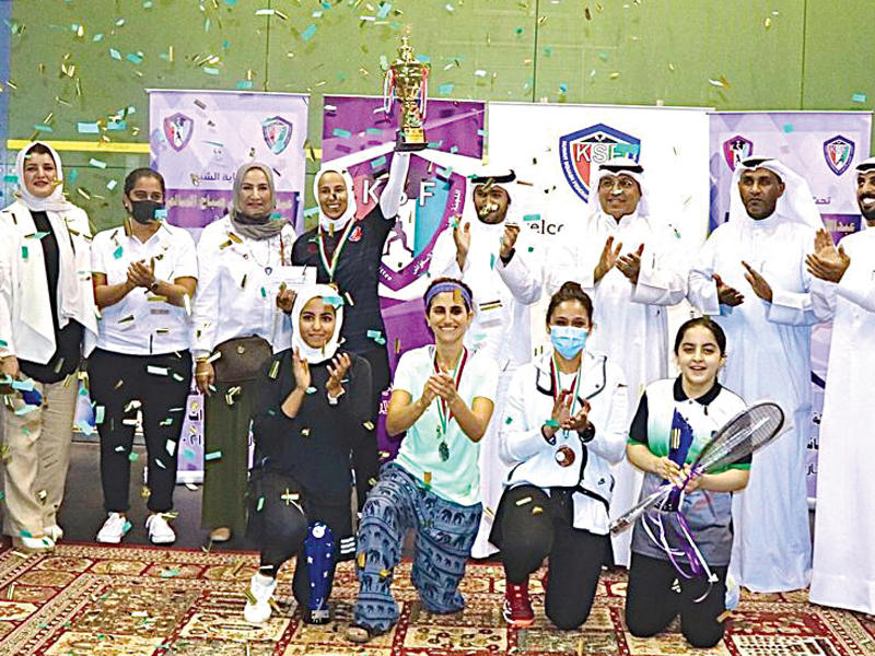 صورة جماعية مع الحمد لحاملة الكأس مع المشاركين