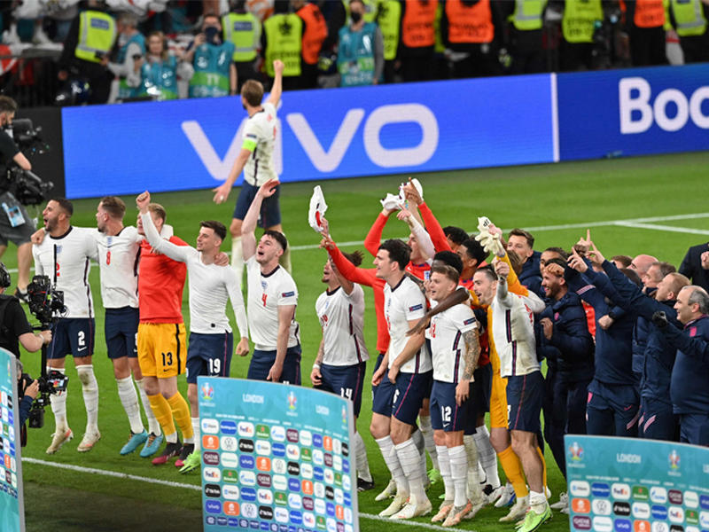 فرحة لاعبي المنتخب الإنكليزي بعد الفوز على الدنمارك