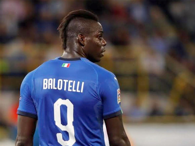  المهاجم الإيطالي الدولي السابق، ماريو بالوتيلي