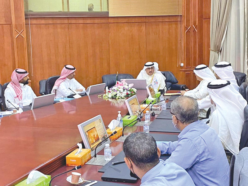 المدير العام للإدارة العامة للجمارك، المستشار جمال الجلاوي خلال اجتماعه مع الفريق الفني أمس