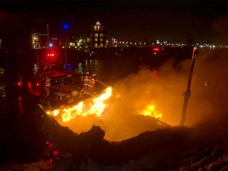 جانب من إخماد الحريق