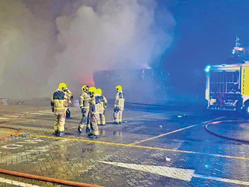 صورة وزعتها السلطات الإماراتية أمس تظهر قوات الدفاع المدني خلال عملية إخماد الحريق بميناء جبل علي في دبي (أ ف ب)