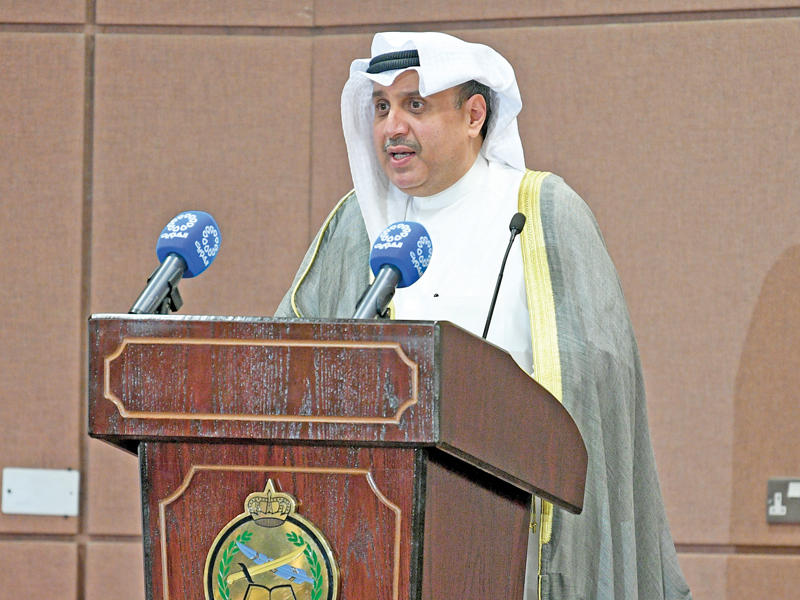 نائب رئيس مجلس الوزراء وزير الدفاع رئيس اللجنة العليا لطوارئ كورونا الشيخ حمد الجابر ملقياً كلمته في حفل تخرج الدورة الـ 25 للقيادة والأركان المشتركة أمس