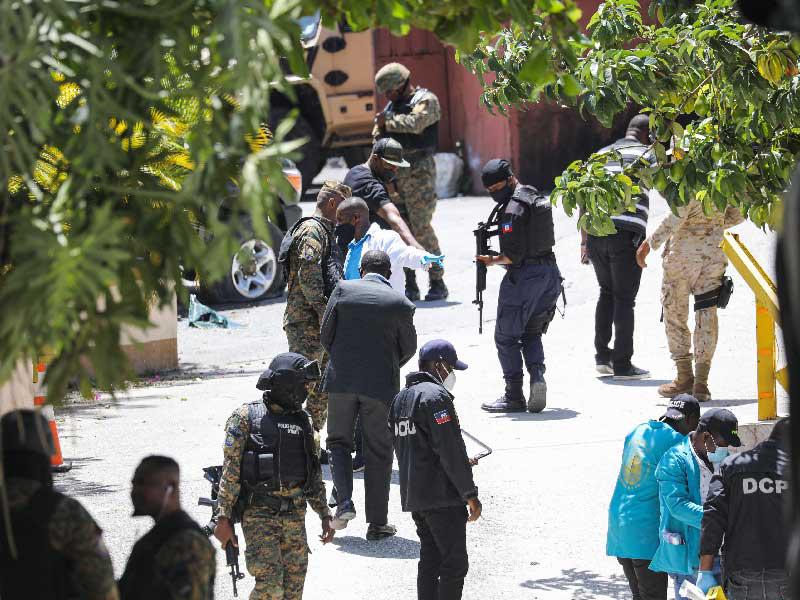 أفراد من الشرطة والطب الشرعي يبحثون عن أدلة خارج المقر الرئاسي - هاييتي