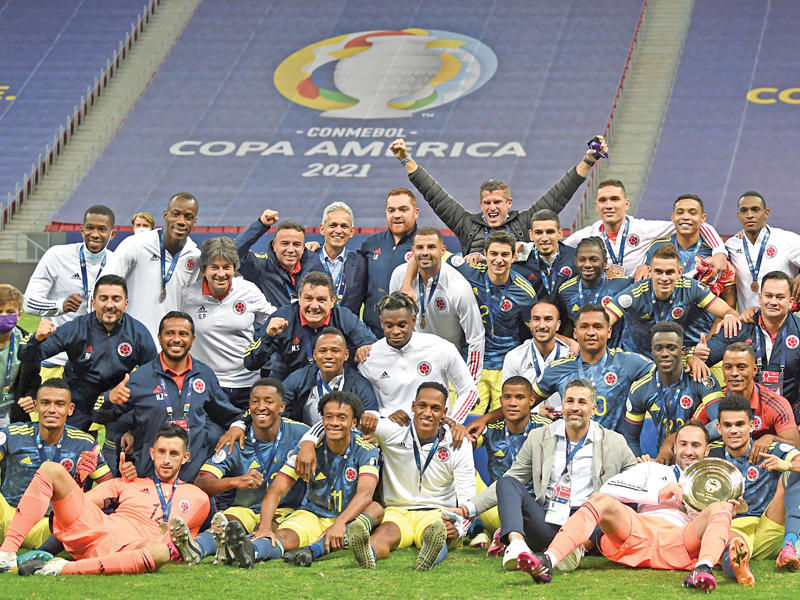 جانب من احتفال المنتخب الكولومبي بعد حصوله على المركز الثالث