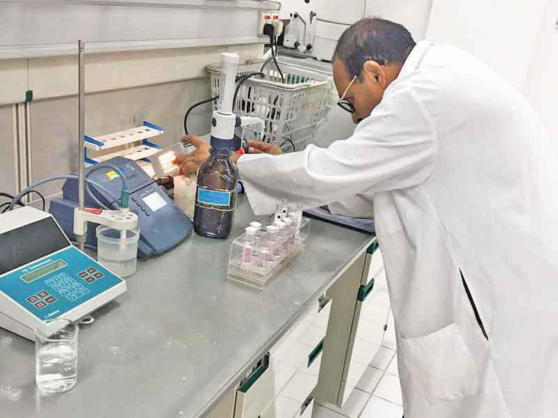 جانب من عمليات فحص جودة المياه