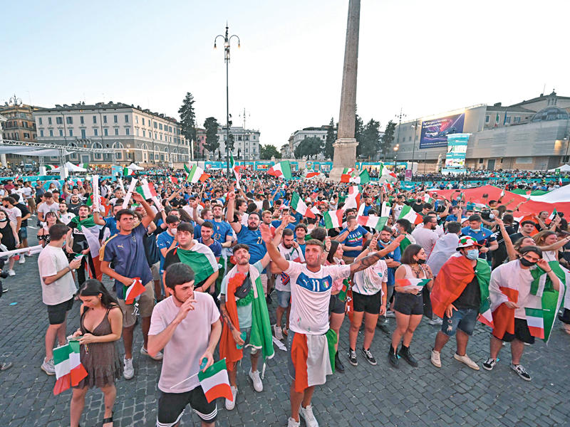تجمع ايطالي في أحد ساحات روما لمشاهدة أحد مباريات الآزوري