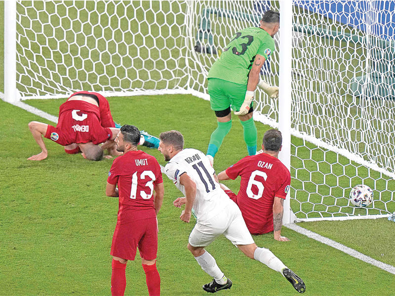 ديميرال مدافع المنتخب التركي يسجل هدفاً عكسياً في مرمى فريقه لمصلحة إيطاليا في دور المجموعاتn