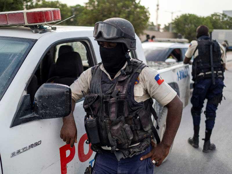 رجال الشرطة الوطنية الهايتية يحرسون مدخل السفارة الأمريكية