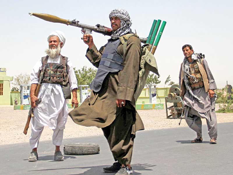 مجاهدون سابقون يحملون السلاح مجدّداً لمساندة القوات الحكومية في حربها ضد «طالبان» في هيرات أمس (رويترز)