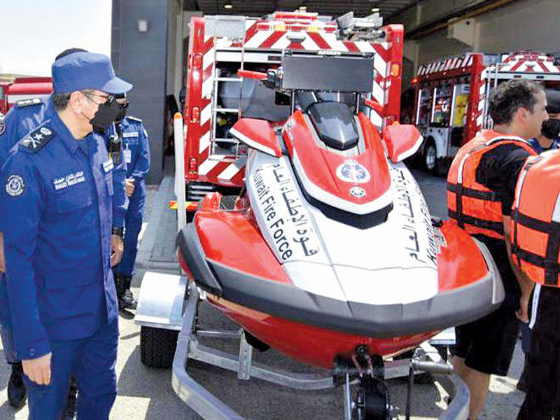  رئيس قوة الإطفاء العام الفريق خالد المكراد متفقداً بعض معدات الإنقاذ البحري