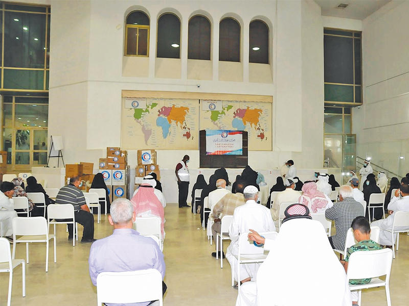 «الهلال الأحمر» توزع كوبونات «الأضحى» لأسر محتاجة