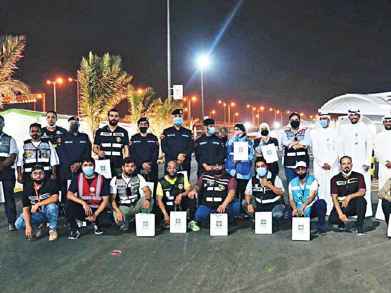 وفد «بيتك» مع فريق التطعيم