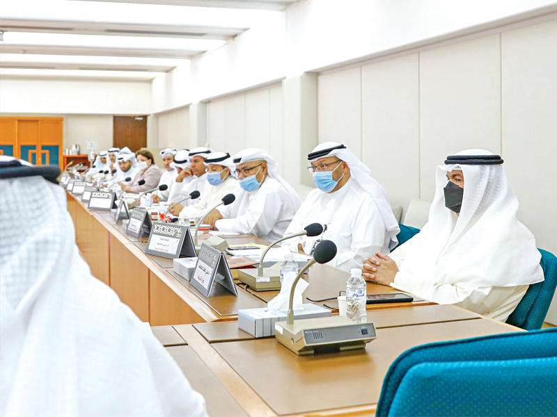 المضف وفريق وزارته في اجتماع للجنة التعليمية أمس