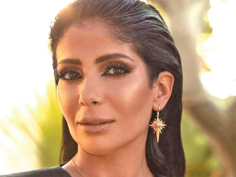 الفنانة منى زكي
