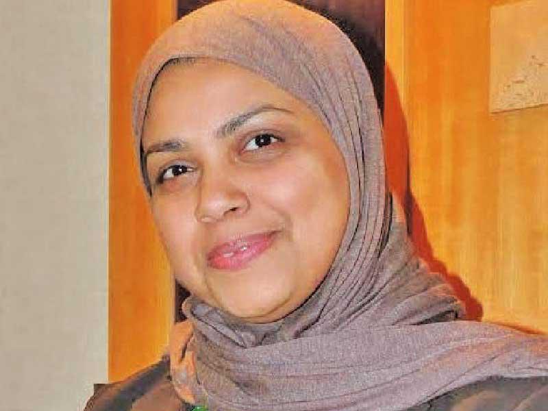 المدربة المعتمدة في مجال الحرف والفنون اليدوية الفنانة سهيلة العطية 