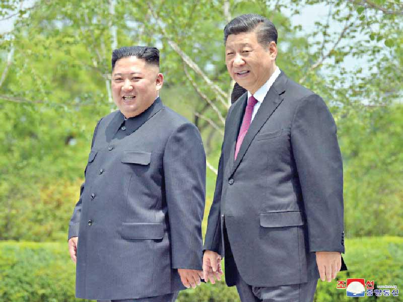  الرئيس الصيني شي جين بينغ والزعيم الكوري الشمالي كيم جونغ أون