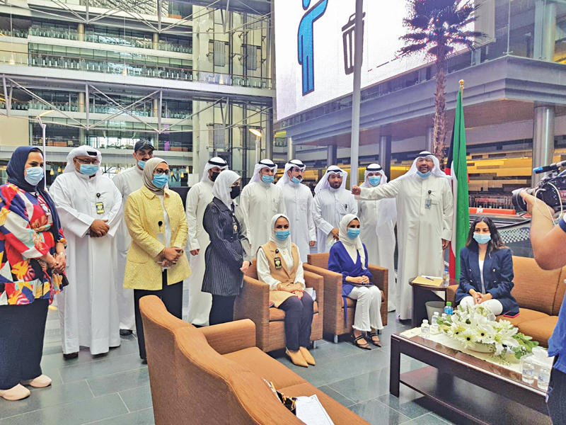 وكيل وزارة التربية، د. علي اليعقوب وفريق استقبال المراجعين أمسn