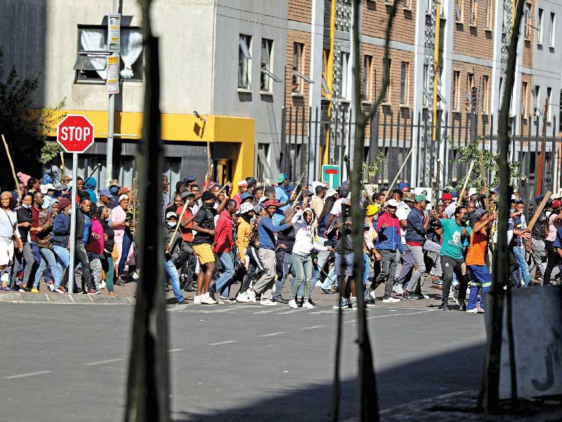 متظاهرون يحتجون على اعتقال زوما في جوهانسبرغ أمس (رويترز)