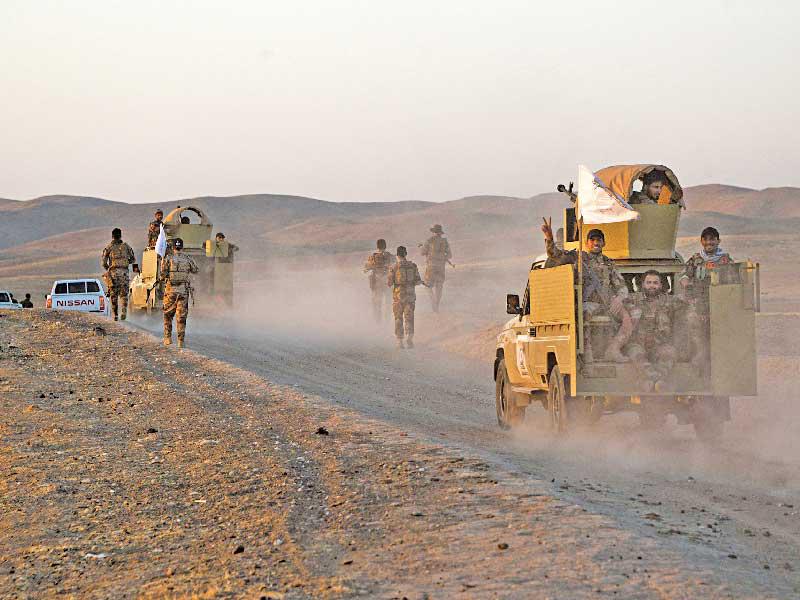 جانب من ملاحقة القوات العراقية لمسلحي «داعش» في الموصل أمس (أ ف ب)