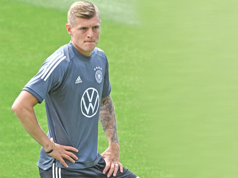 لاعب خط وسط ريال مدريد الإسباني توني كروس 