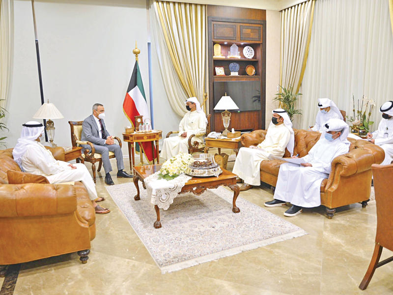 نائب وزير الخارجية السفير مجدي الظفيري خلال استقبال مسؤول برنامج الاغذية أمس