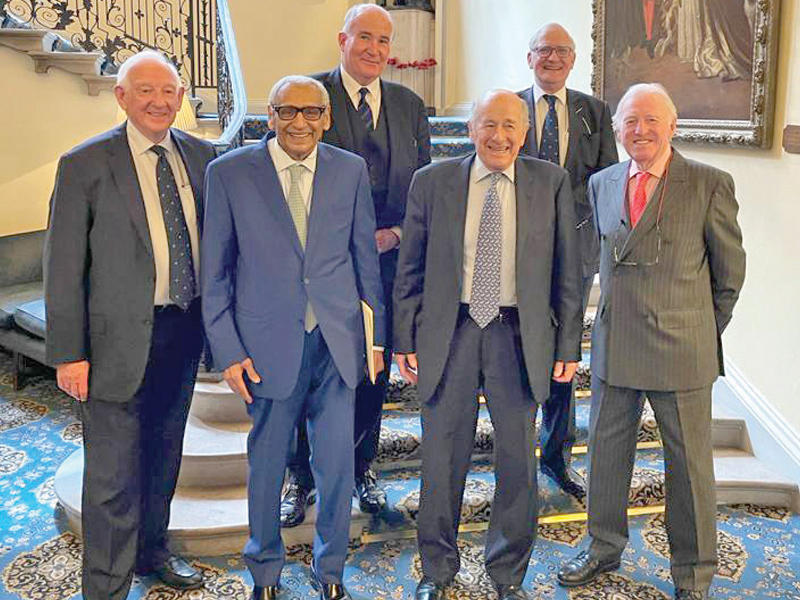 عميد السلك الدبلوماسي سفير الكويت لدى المملكة المتحدة خالد الدويسان مع أعضاء النادي خلال التكريم