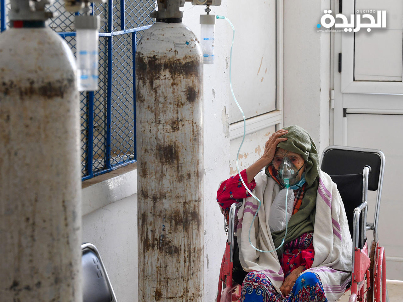 سيدة تونسية مصابة بـ «كورونا» تتلقى الأكسجين