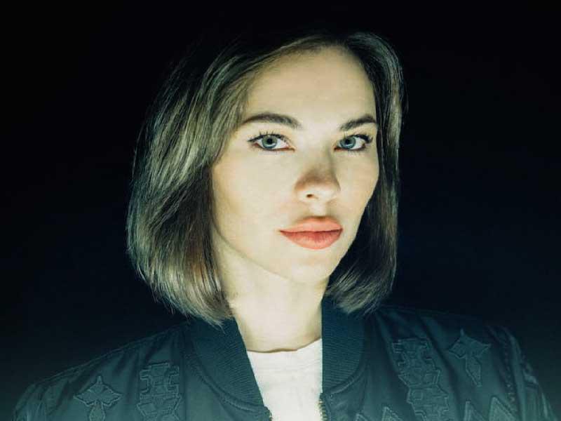 المغنية نينا كارفيز