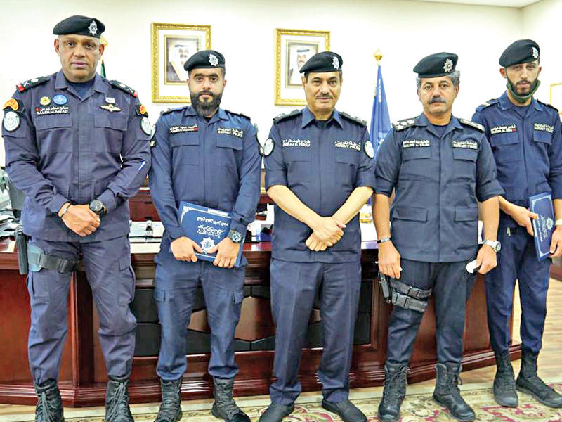 وكيل وزارة الداخلية المساعد لشؤون قطاع الأمن العام، اللواء فراج الزعبي  مع رجال أمن الأحمدي بحضور العنزي وشهاب 