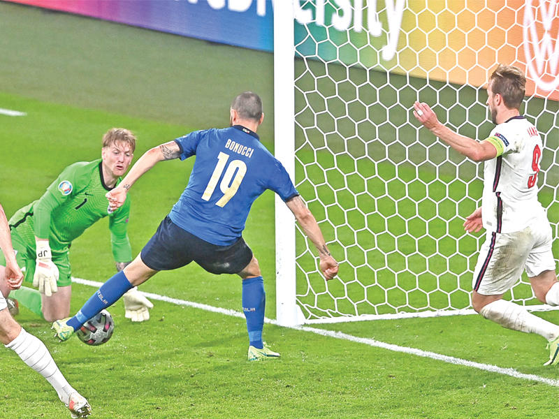 بونوتشي يحرز هدفه في مرمى إنكلترا