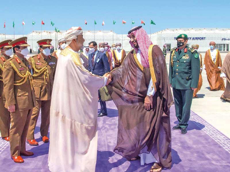 ولي العهد السعودي في وداع سلطان عمان بمطار «نيوم» غرب المملكة أمس (واس)