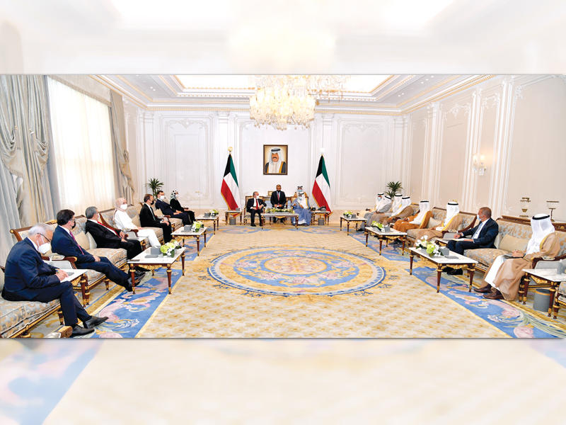 سمو نائب الأمير ولي العهد الشيخ مشعل الأحمد لدى استقباله أمس رئيس مجلس الأمة التركي بحضور الغانم ومسؤولين محليين وأتراك