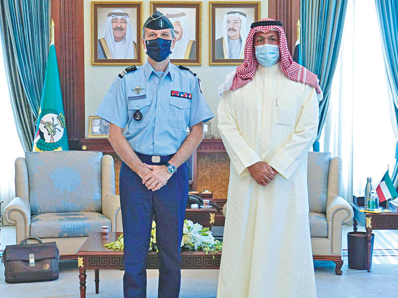  نائب رئيس الحرس الوطني، الفريق أول متقاعد الشيخ أحمد النواف  مستقبلاً العقيد ستيفان لاكروي