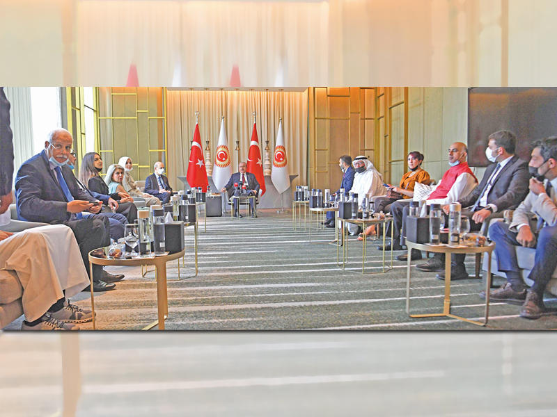  رئيس مجلس الأمة التركي الكبير مصطفى شنطوب  متحدثاً إلى الصحافيين