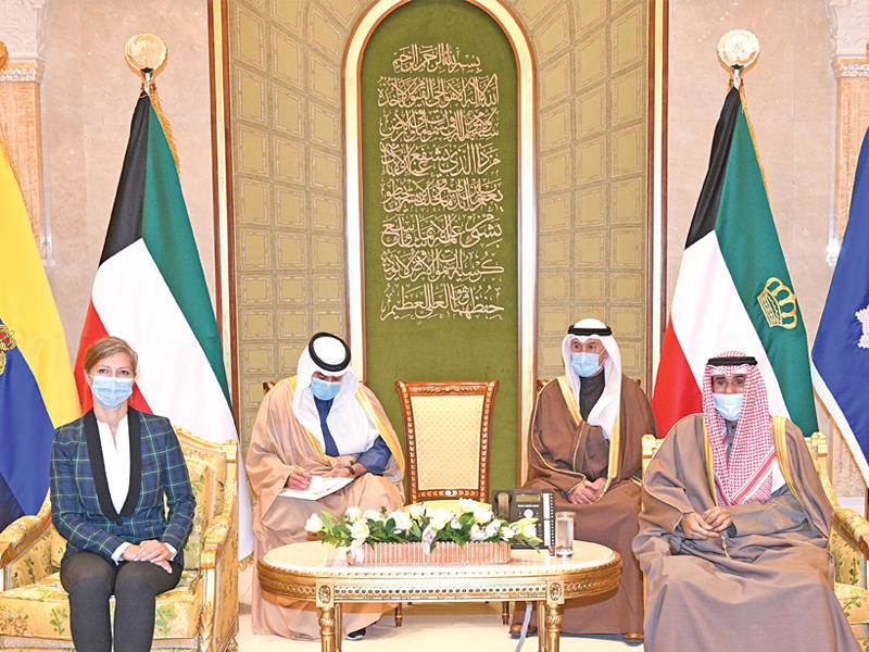 الأمير مستقبلاً السفيرة الفرنسية