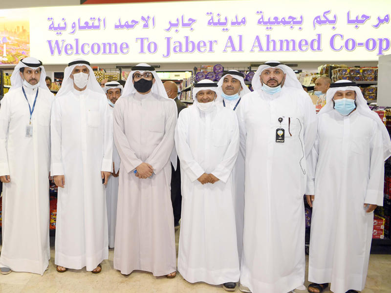 المشاركون في افتتاح السوق المركزي بجمعية «جابر الأحمد»