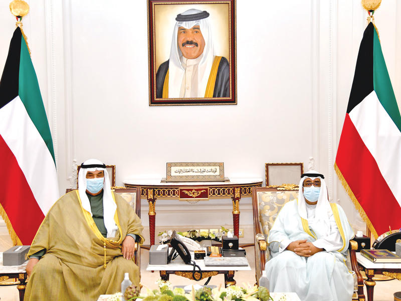 سمو نائب الأمير ولي العهد الشيخ مشعل الأحمد  مستقبلاً سمو الشيخ ناصر المحمد أمس