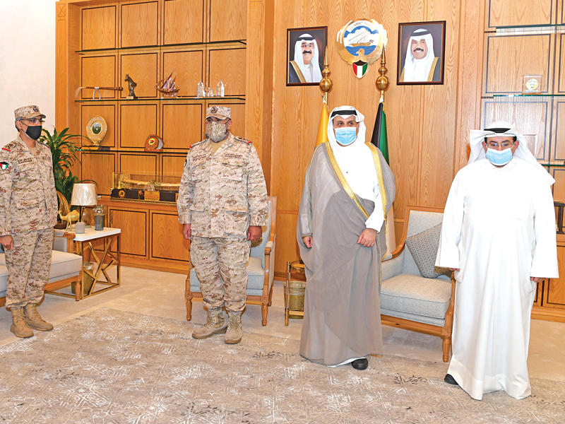  نائب رئيس مجلس الوزراء وزير الدفاع الشيخ حمد الجابر ورئيس الأركان العامة للجيش الفريق الركن خالد الصالح خلال أداء الضباط للقسم أمس
