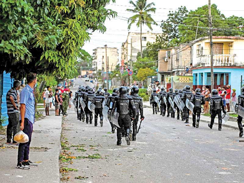 عناصر من الشرطة الكوبية خلال دورية راجلة في أحد أحياء هافانا أمس الأول ttt                       (أ ف ب)